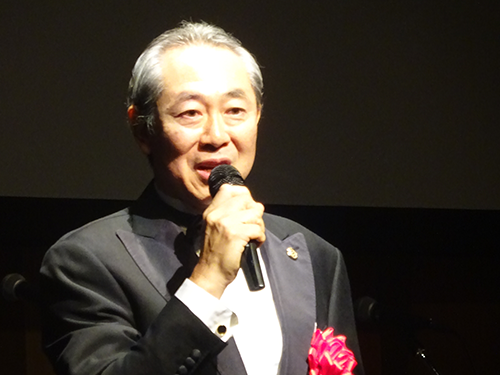 あいさつする中村維孝代表